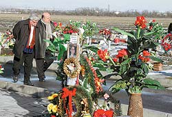 Из Владикавказа Александр Калягин и Давид Смелянский заехали в Беслан и посетили кладбище.