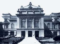 В советское время театр размещался в здании Дворянского банка.