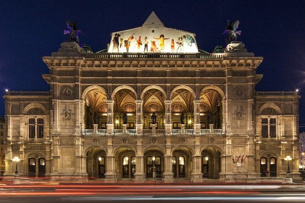 Венская опера анонсировала офлайн-премьеры